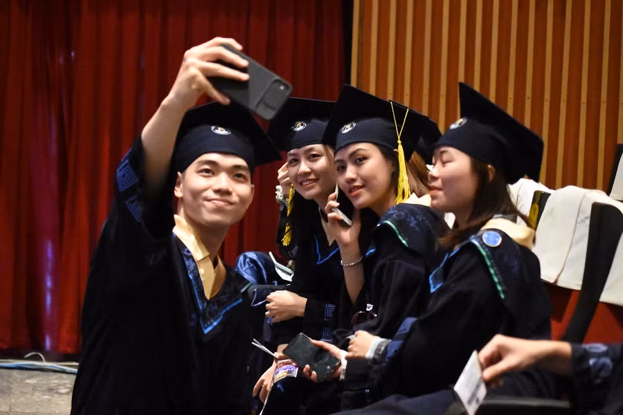 Niềm vui của các tân cử nhân trongn ngày tốt nghiệp