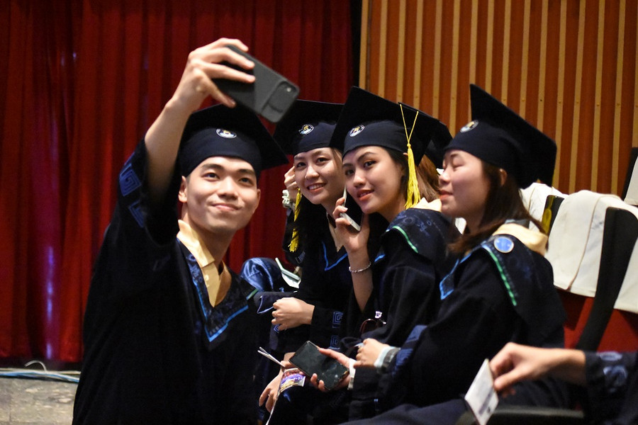 Niềm vui của các tân cử nhân trongn ngày tốt nghiệp Niềm vui của các tân cử nhân trongn ngày tốt nghiệp