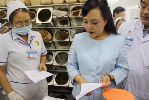 Bộ trưởng y tế quan tâm đến nguồn gốc các loại dược liệu cung cấp cho người bệnh. Ảnh: T.P