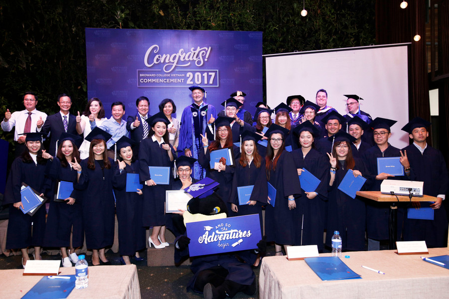 các tân cử nhân vui mừng trong ngày tốt nghiệp các tân cử nhân vui mừng trong ngày tốt nghiệp