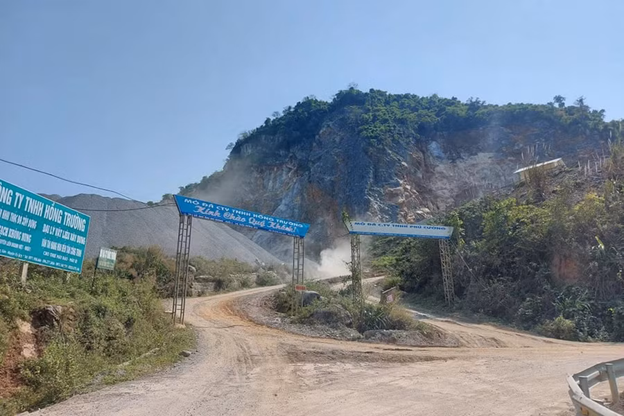 Đường vào mỏ đá Kim Đa của Công ty TNHH Hồng Trường (bên trái).
