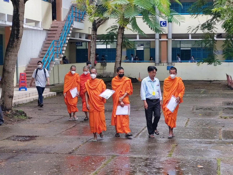 Thí sinh người dân tộc Khmer trong bộ trang phục truyền thống đến điểm thi. Thí sinh người dân tộc Khmer trong bộ trang phục truyền thống đến điểm thi.