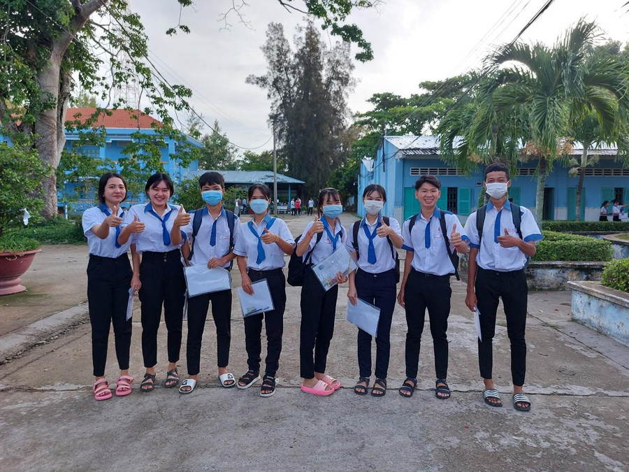 Thí sinh phấn khởi với buổi thi đầu tiên. Thí sinh phấn khởi với buổi thi đầu tiên.