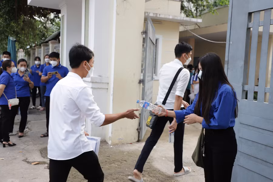 Tiếp nước cho thí sinh.