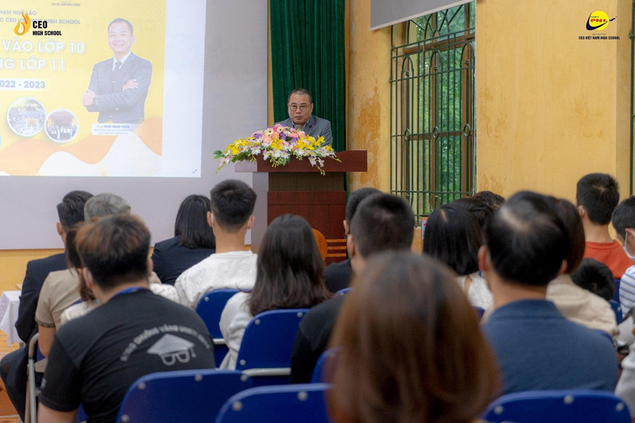 Ông Phan Đức Tuệ phát biểu trong Kỳ sơ tuyển năm học 2022 - 2023 Trường THPT Phạm Ngũ Lão vận hành bởi CEO High School