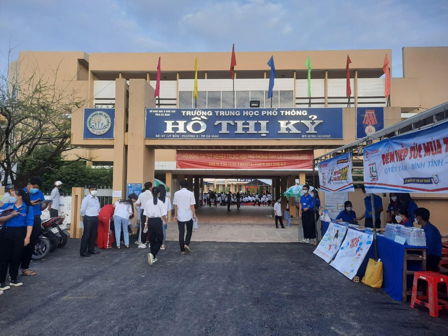 Thí sinh đến trường thi sớm Thí sinh đến trường thi sớm