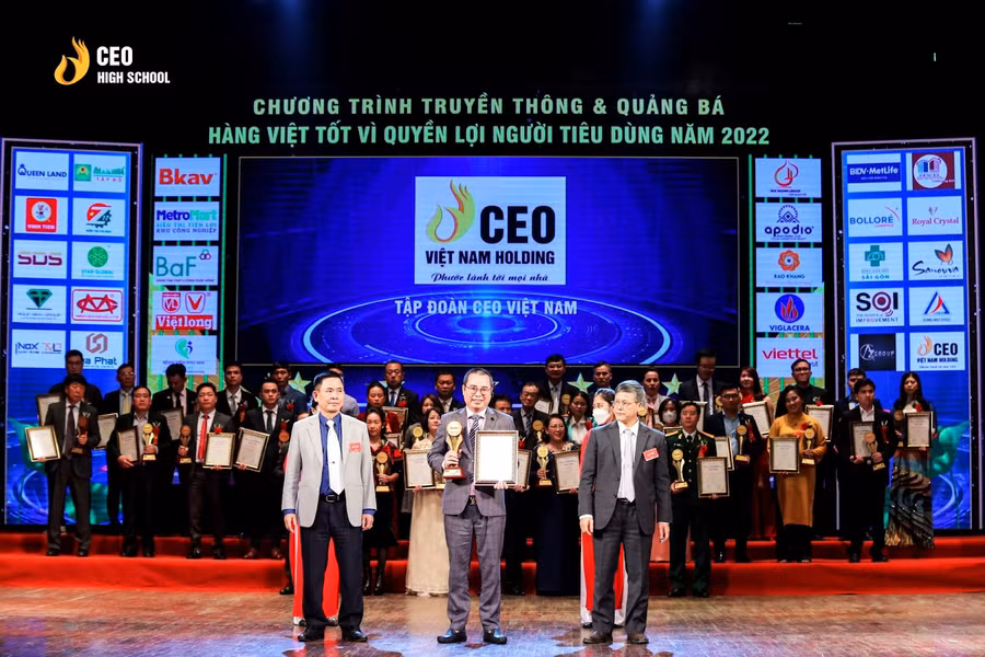 Ông Phan Đức Tuệ được trao tặng Bảng vàng Doanh nhân Xuất sắc Đất Việt năm 2022