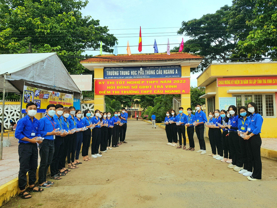 Tình nguyện viên đón thí sinh vào trường thi. Tình nguyện viên đón thí sinh vào trường thi.