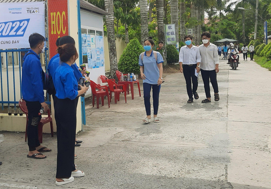 Tình nguyện viên đón thí sinh Tình nguyện viên đón thí sinh