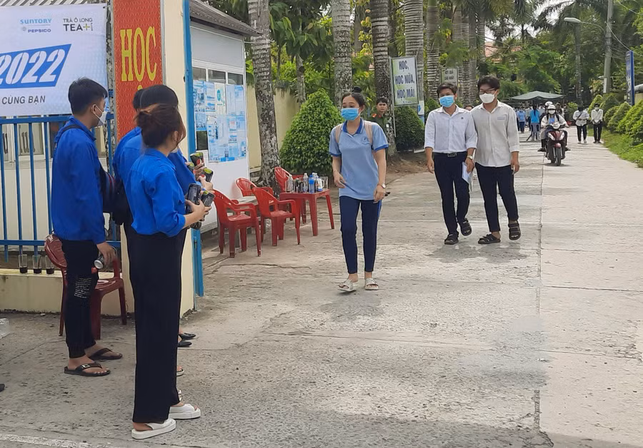 Tình nguyện viên đón thí sinh