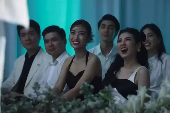 Đỗ Mỹ Linh đã nhận lời kết hôn với con trai của bầu Hiển Đỗ Mỹ Linh đã nhận lời kết hôn với con trai của bầu Hiển