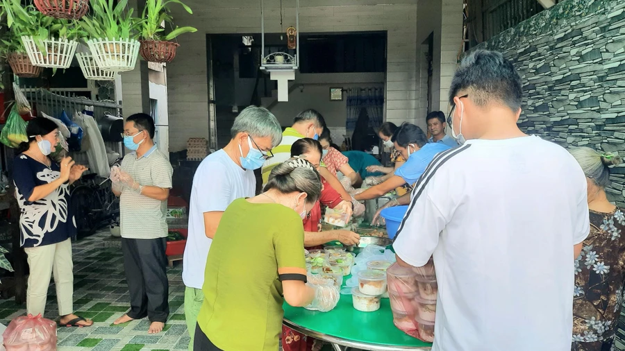 Thầy Tùng cùng nhóm nhà hảo tâm tất bật lo chuẩn bị bữa trưa cho các sĩ tử.