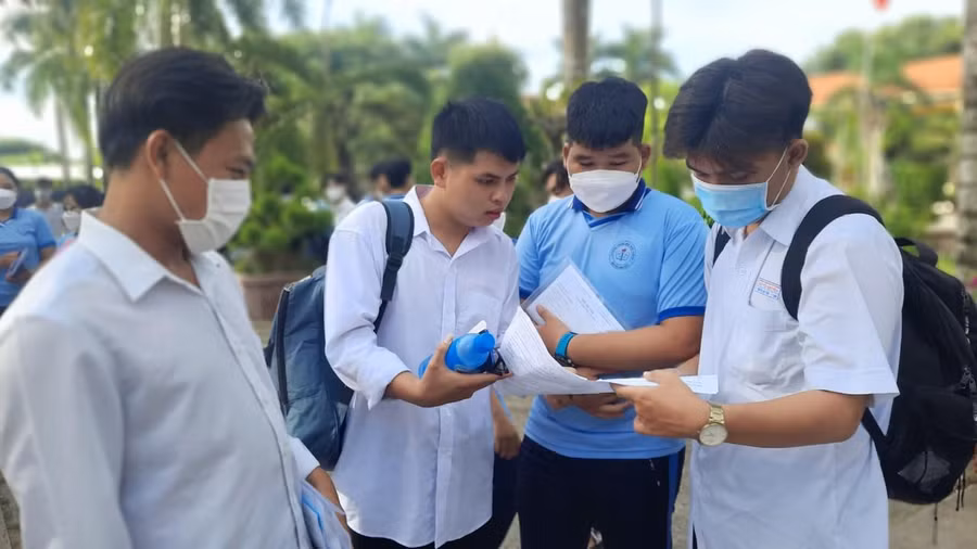 Các thí sinh điểm thi Trường THPT Nguyễn Khuyến (Thoại Sơn – An Giang) trao đổi về đề Toán sau giờ thi