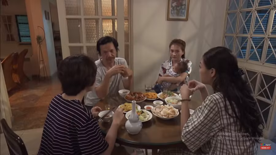 Bộ phim "Về nhà đi con" vẫn nhận được sự quan tâm của khán giả. Ảnh: Chụp từ màn hình.