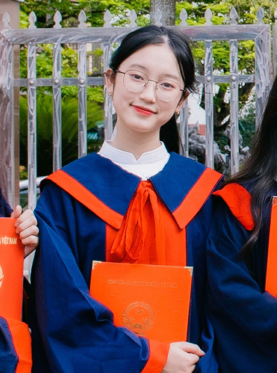 Vũ Thị Vân Anh được thầy cô đánh giá là học sinh giỏi toàn diện các môn.