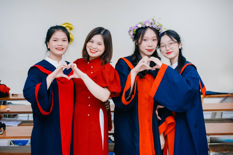 Vân Anh (bìa phải) cùng cô giáo và các bạn trong thời khắc chuẩn bị rời xa mái trường THPT sau 3 năm gắn bó.