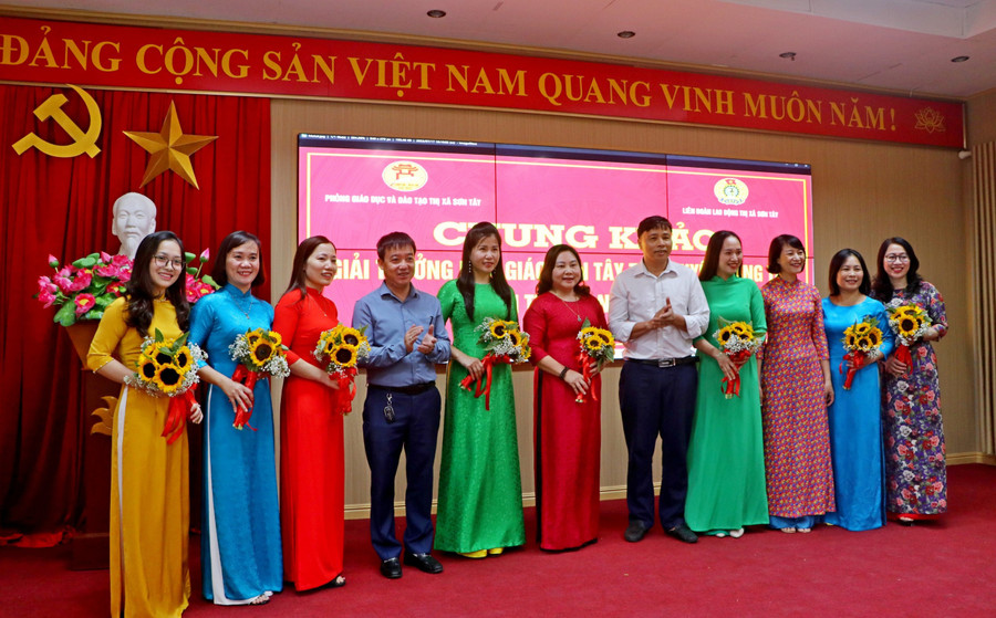 Lãnh đạo Thị xã Sơn Tây cùng đại diện Liên đoàn Lao động thị xã, Phòng GD&ĐT chụp ảnh lưu niệm tại vòng chung khảo với 8 cá nhân tiêu biểu.