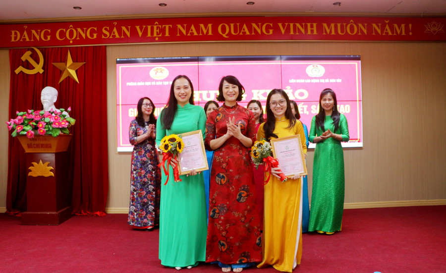 Nhà giáo Phan Thị Thu Hương - Thị ủy viên, Trưởng Phòng GD&amp;ĐT thị xã Sơn Tây trao giải thưởng cho các nhà giáo tiêu biểu tại vòng chung khảo.