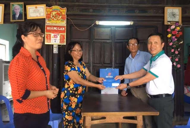 Ban tổ chức trao quà cho giáo viên vượt khó ở Ninh Thuận. Ảnh: BTC.