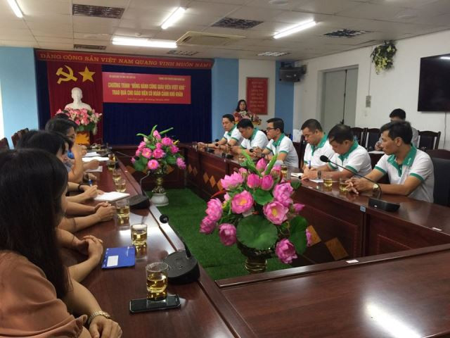 Ban tổ chức cùng Sở Giáo dục và đào tạo Lào Cai trao quà cho giáo viên vượt khó của tỉnh Lào Cai. Ảnh: BTC. Ban tổ chức cùng Sở Giáo dục và đào tạo Lào Cai trao quà cho giáo viên vượt khó của tỉnh Lào Cai. Ảnh: BTC.