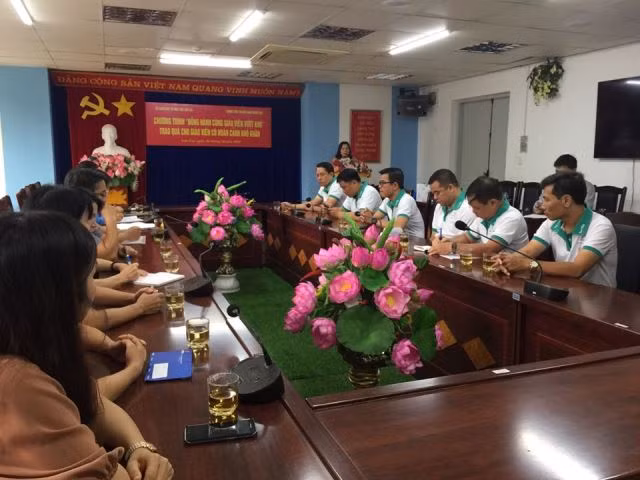 Ban tổ chức cùng Sở Giáo dục và đào tạo Lào Cai trao quà cho giáo viên vượt khó của tỉnh Lào Cai. Ảnh: BTC.