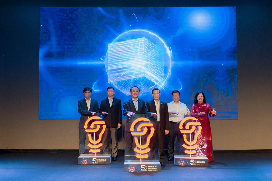 Lãnh đạo UEH nhấn nút khởi động 5 năm tiếp theo hành trình “Think Forward. Move Forward. Pay Forward”