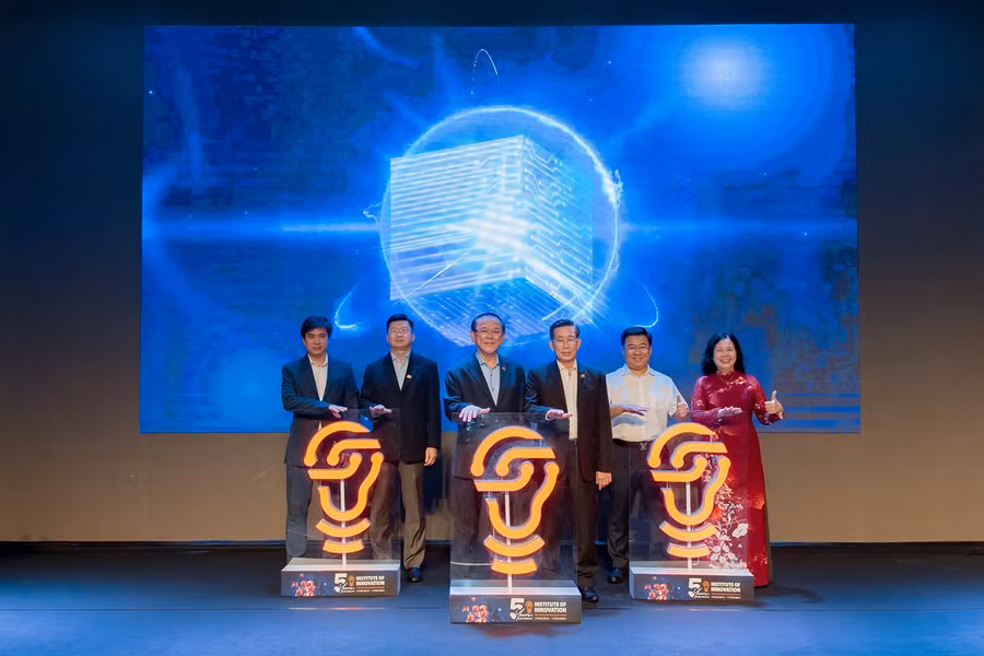 Lãnh đạo UEH nhấn nút khởi động 5 năm tiếp theo hành trình “Think Forward. Move Forward. Pay Forward”