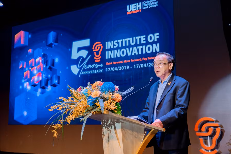 GS.TS Nguyễn Đông Phong - Bí thư Đảng uỷ, Chủ tịch Hội đồng UEH phát biểu tại buổi lễ.