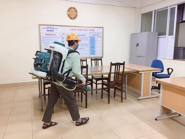 Khuân viên nhà trường cũng như các phòng học đều được phun khử trùng diệt khuẩn Khuân viên nhà trường cũng như các phòng học đều được phun khử trùng diệt khuẩn