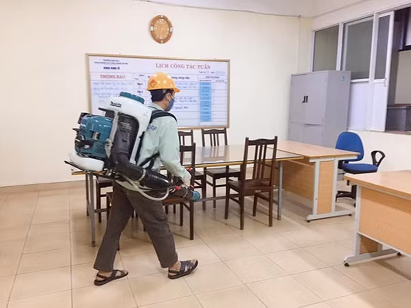 Khuân viên nhà trường cũng như các phòng học đều được phun khử trùng diệt khuẩn Khuân viên nhà trường cũng như các phòng học đều được phun khử trùng diệt khuẩn