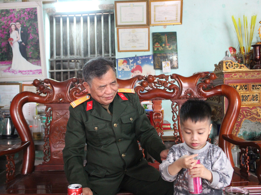 Trở về đời thường, cựu chiến binh Lê Hồng Trương vui vầy bên con cháu. Ảnh: LT. Trở về đời thường, cựu chiến binh Lê Hồng Trương vui vầy bên con cháu. Ảnh: LT.