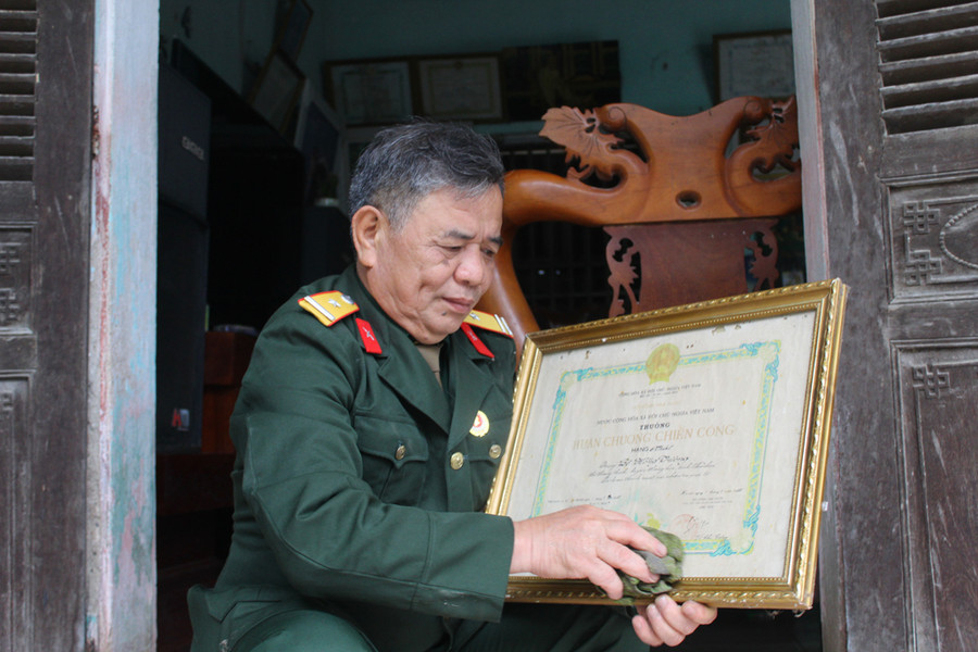 Cựu chiến binh Lê Hồng Trương vinh dự được trao Huân chương chiến công hạng Nhất. Ảnh: LT. Cựu chiến binh Lê Hồng Trương vinh dự được trao Huân chương chiến công hạng Nhất. Ảnh: LT.