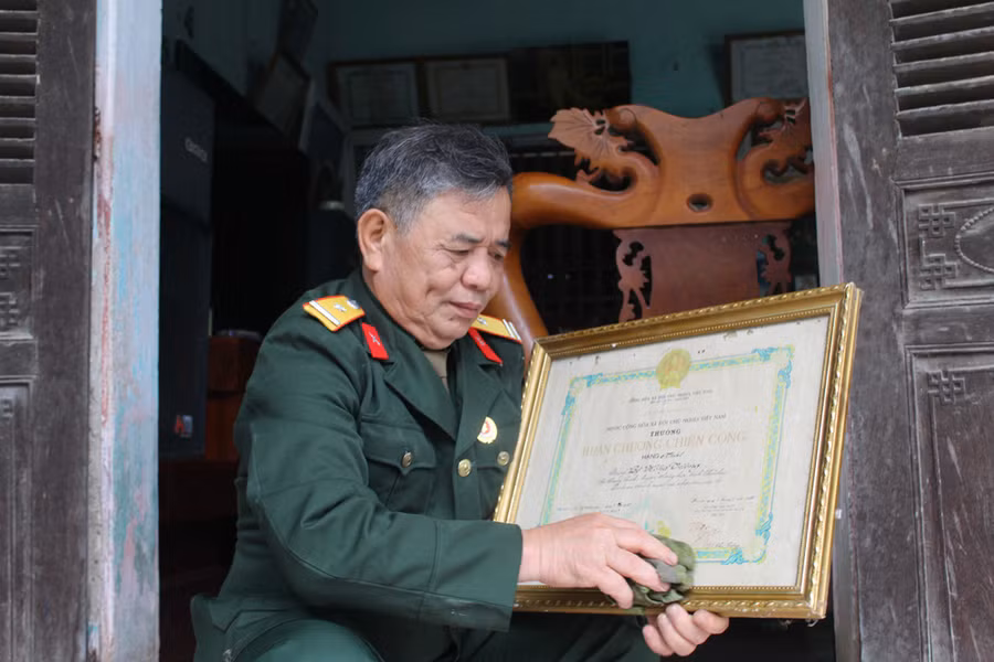 Cựu chiến binh Lê Hồng Trương vinh dự được trao Huân chương chiến công hạng Nhất. Ảnh: LT.