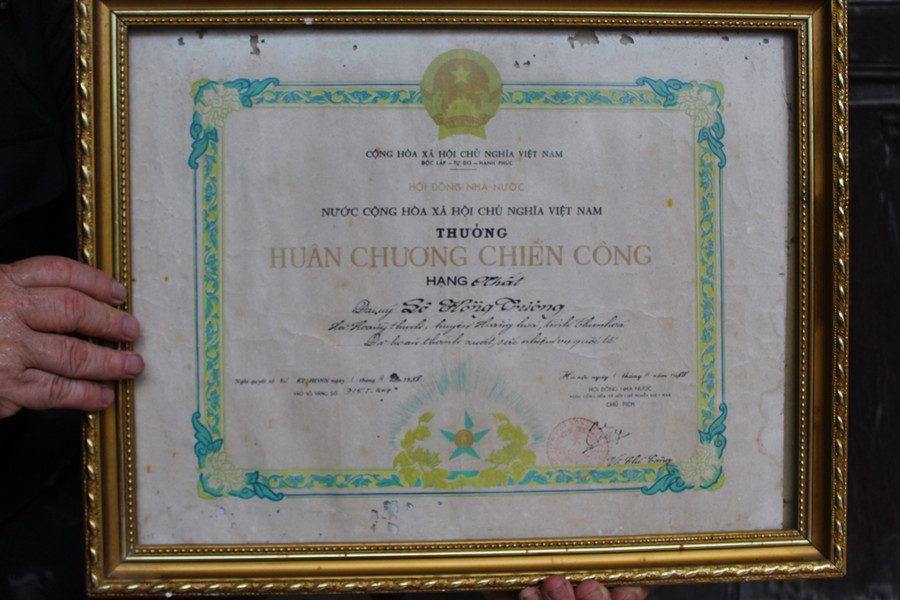 Huân chương chiến công hạng Nhất của cựu chiến binh Lê Hồng Trương. Thời điểm nhận danh hiệu cao quý, ông Trương mang hàm Đại úy. Ảnh: LT. Huân chương chiến công hạng Nhất của cựu chiến binh Lê Hồng Trương. Thời điểm nhận danh hiệu cao quý, ông Trương mang hàm Đại úy. Ảnh: LT.