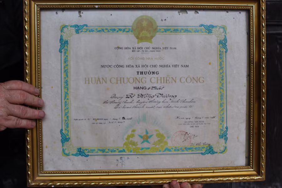 Huân chương chiến công hạng Nhất của cựu chiến binh Lê Hồng Trương. Thời điểm nhận danh hiệu cao quý, ông Trương mang hàm Đại úy. Ảnh: LT.