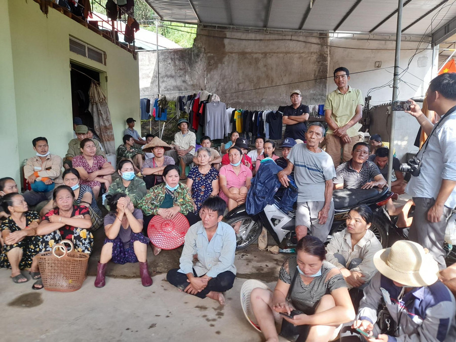 Lãnh đạo UBND huyện Kỳ Sơn cùng người dân bản Hòa Sơn họp bàn phương án di dời vì nguy cơ sạt lở.