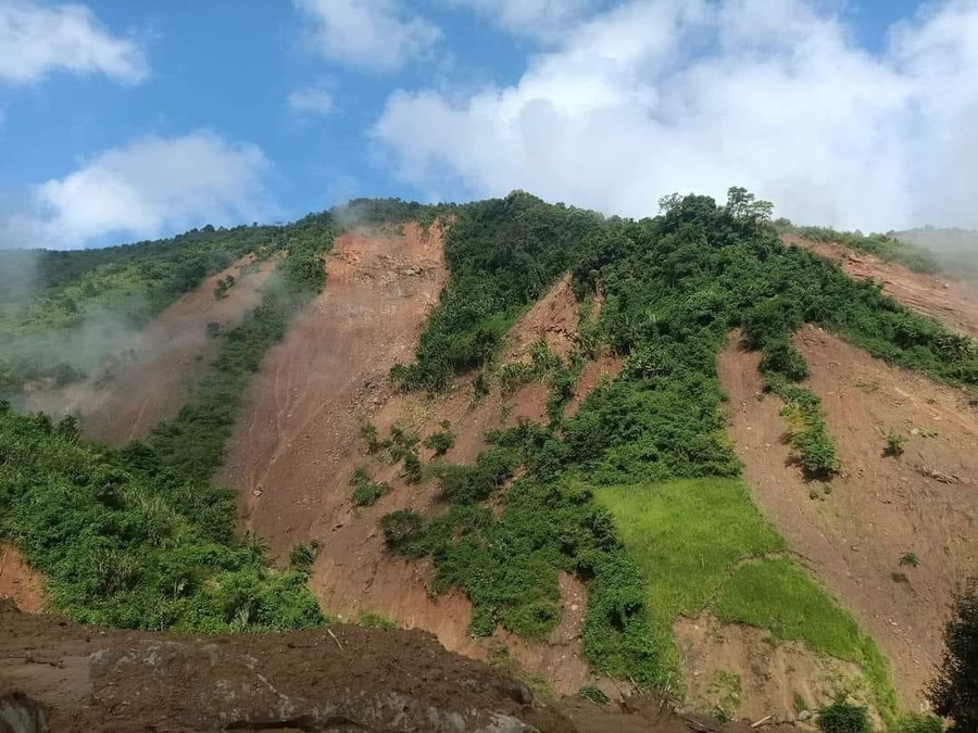 Nhiều dãy núi phía sau bản Hòa Sơn xuất hiện vết nứt, sạt lở đất nghiêm trọng.
