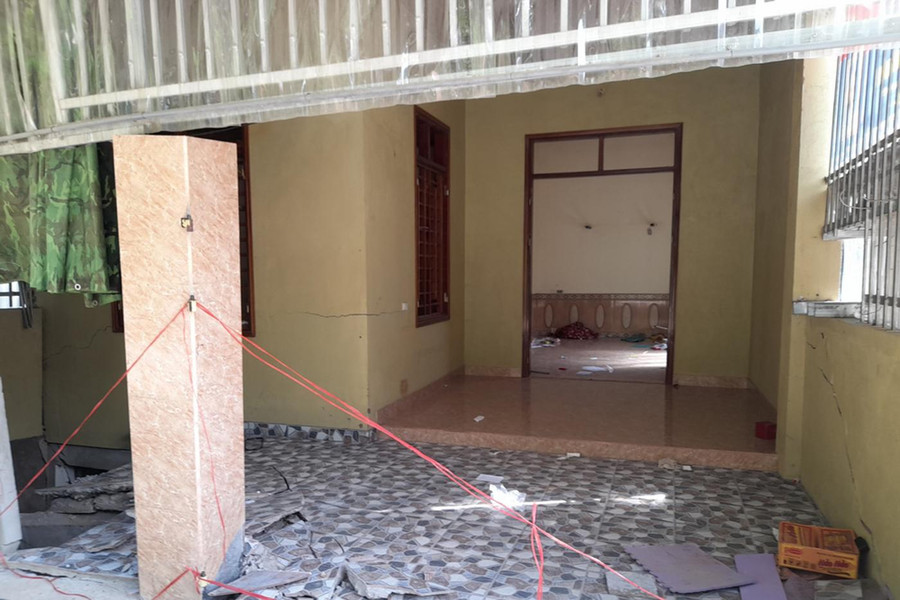 Một ngôi nhà ở bản Hòa Sơn bị hư hỏng nặng do ảnh hưởng sạt lở núi.