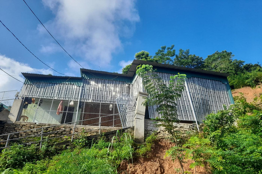 Nhiều ngôi nhà ở thoát khỏi lũ quét nhưng đang đối diện với nguy cơ sạt lở núi.