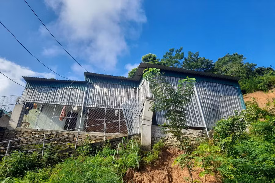 Nhiều ngôi nhà ở thoát khỏi lũ quét nhưng đang đối diện với nguy cơ sạt lở núi.