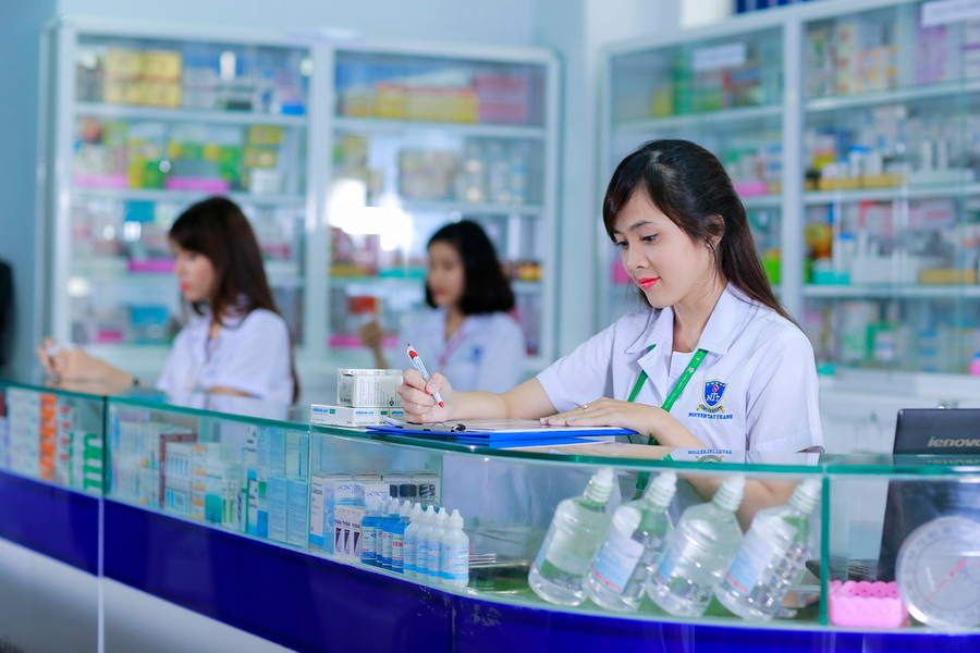 Sinh viên ngành Dược của Trường Đại học Nguyễn Tất Thành đang thực tập tại nhà thuốc của trường Sinh viên ngành Dược của Trường Đại học Nguyễn Tất Thành đang thực tập tại nhà thuốc của trường