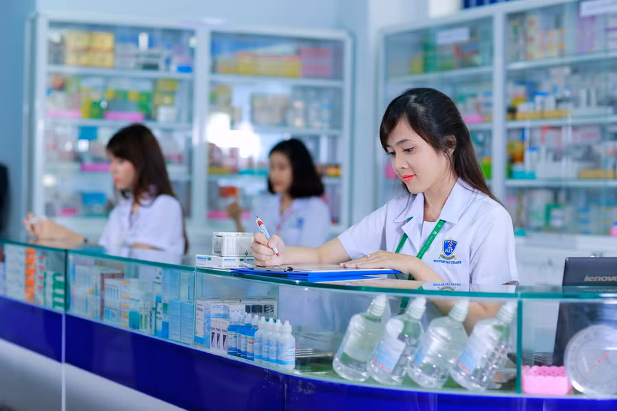 Sinh viên ngành Dược của Trường Đại học Nguyễn Tất Thành đang thực tập tại nhà thuốc của trường