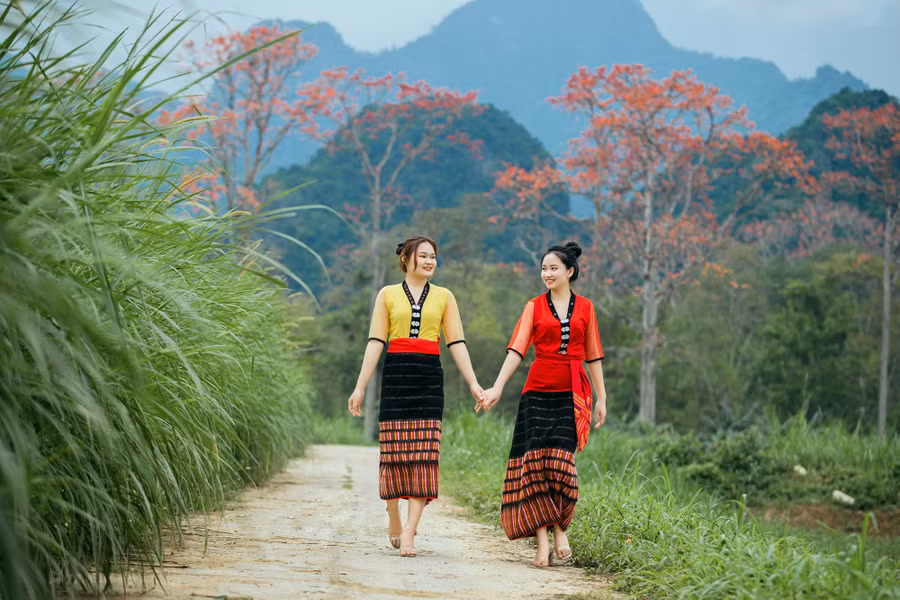 Du khách về với Tam Sơn mùa hoa Gạo được hoà mình vào không gian vẻ đẹp tự nhiên của núi rừng.