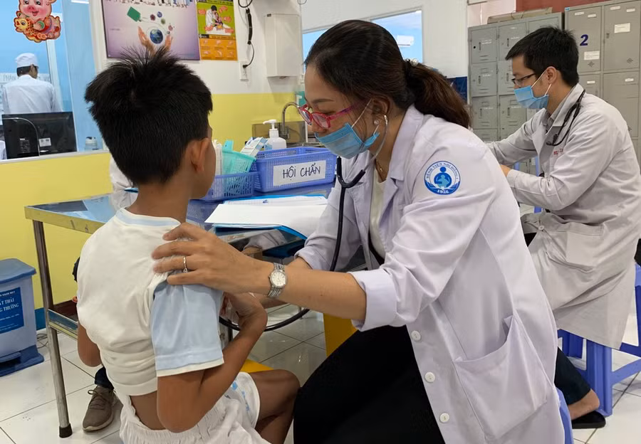 Bác sĩ khuyến cáo phụ huynh cần chú ý phòng bệnh cho trẻ. Ảnh minh họa.