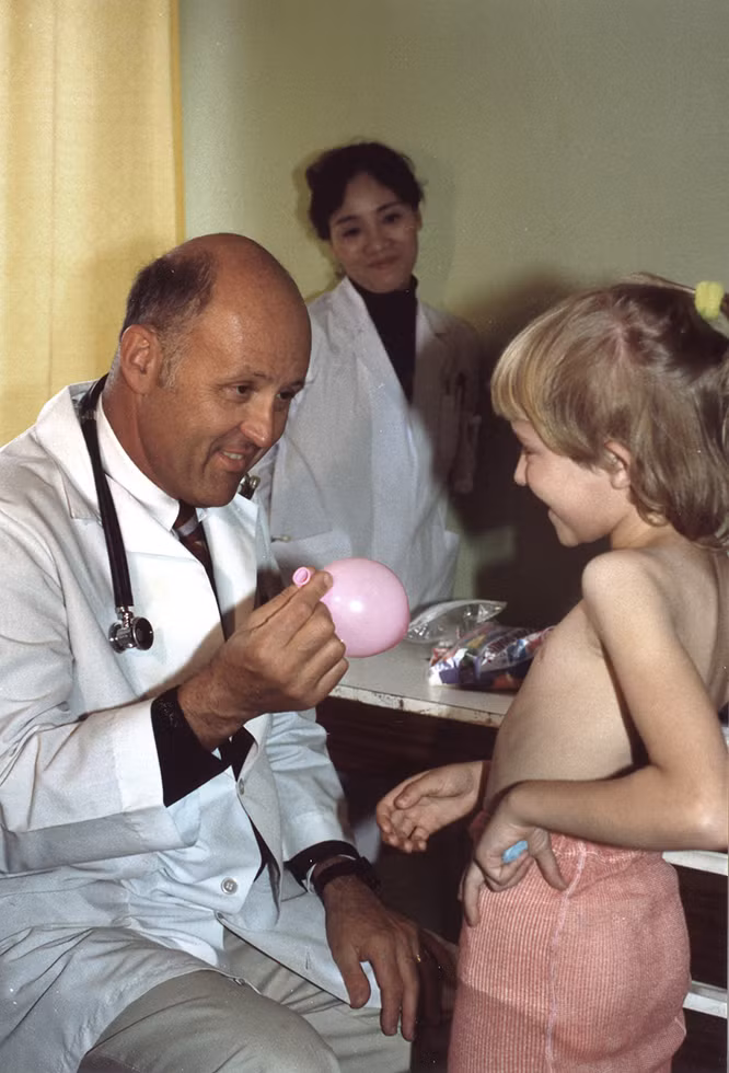 Bác sĩ Dự án Quốc tế của IAEA đang khám cho trẻ bị ảnh hưởng phóng xạ Chernobyl.