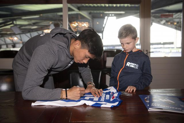 Văn Hậu giao lưu với CĐV Heerenveen.