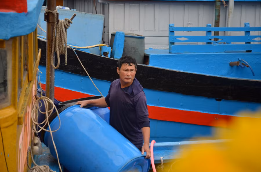 Chiếc tàu cá mang số hiệu Q.NG 91892 TS của ngư dân Phạm Thạch, vừa cập cảng Bình Châu để bán số cá cơm bắt được là hơn 7 tấn. Theo anh Thạch, chuyến đầu chỉ đánh bắt gần bờ nhưng trúng được luồng cá cơm lớn nên tàu tranh thủ cập cảng để bán cá cho tươi.