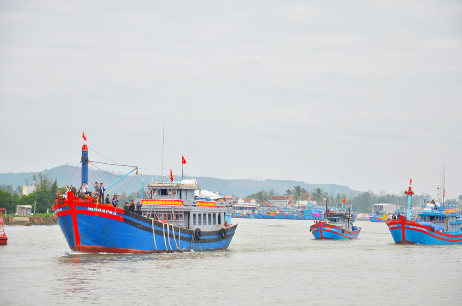 Đoàn tàu hưởng ứng lễ ra quân đánh bắt đầu năm 2023 của ngư dân xã Bình Châu (huyện Bình Sơn). Đoàn tàu hưởng ứng lễ ra quân đánh bắt đầu năm 2023 của ngư dân xã Bình Châu (huyện Bình Sơn).