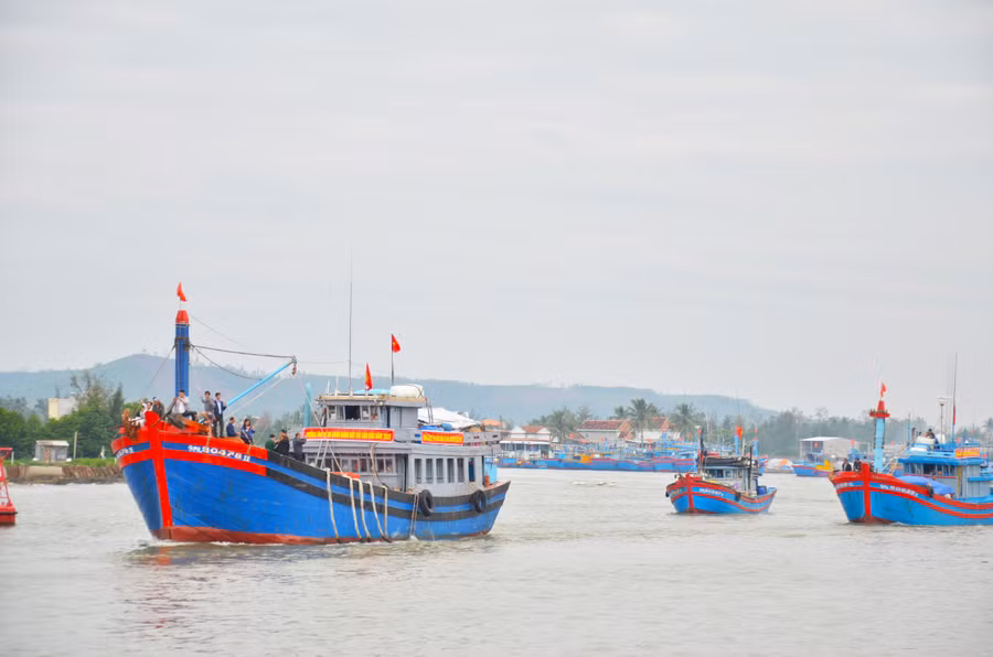 Đoàn tàu hưởng ứng lễ ra quân đánh bắt đầu năm 2023 của ngư dân xã Bình Châu (huyện Bình Sơn).