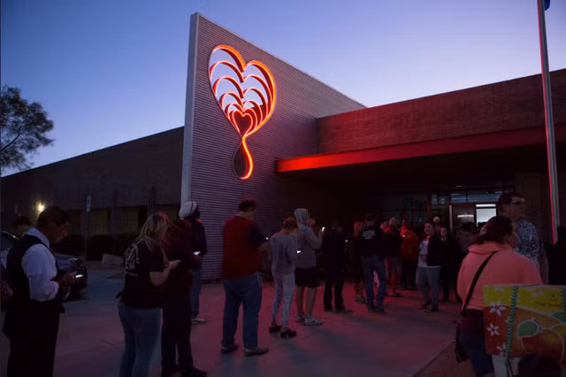 Hàng nghìn người chờ hiến máu cứu nạn nhân vụ xả súng Las Vegas